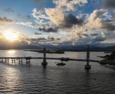 Com trecho estaiado quase pronto e 160 vigas lançadas, Ponte de Guaratuba atinge 91% de execução