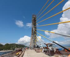 Com trecho estaiado quase pronto e 160 vigas lançadas, Ponte de Guaratuba atinge 91% de execução