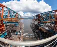 Com trecho estaiado quase pronto e 160 vigas lançadas, Ponte de Guaratuba atinge 91% de execução