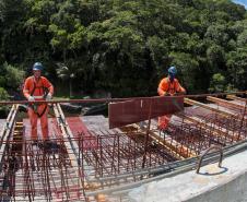 Com trecho estaiado quase pronto e 160 vigas lançadas, Ponte de Guaratuba atinge 91% de execução