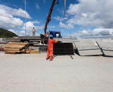 Com trecho estaiado quase pronto e 160 vigas lançadas, Ponte de Guaratuba atinge 91% de execução