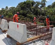 Com trecho estaiado quase pronto e 160 vigas lançadas, Ponte de Guaratuba atinge 91% de execução