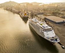 Navio de cruzeiros traz turistas da América do Norte e da Europa ao litoral do Paraná