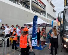 Navio de cruzeiros traz turistas da América do Norte e da Europa ao litoral do Paraná