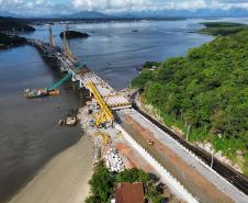 Com trecho estaiado quase pronto e 160 vigas lançadas, Ponte de Guaratuba atinge 91% de execução