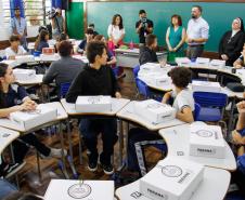 Com novidades, 1 milhão de estudantes da rede estadual voltam às aulas no Paraná