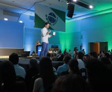 O governador Carlos Massa Ratinho Junior e o secretário de Educação, Roni Miranda, anunciam nesta quinta-feira (5) no Seminário de Diretores da rede estadual novos investimentos do programa Escola Mais Bonita, em Foz do Iguaçu.