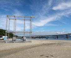 Estrtuturas sendo montada para a inauguracao nesta sexta-feira (1) da Ponte de Guaratuba
