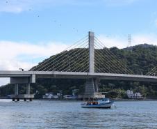 Estrtuturas sendo montada para a inauguracao nesta sexta-feira (1) da Ponte de Guaratuba
