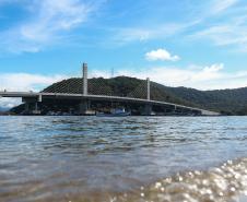 Estrtuturas sendo montada para a inauguracao nesta sexta-feira (1) da Ponte de Guaratuba