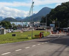 Estrtuturas sendo montada para a inauguracao nesta sexta-feira (1) da Ponte de Guaratuba
