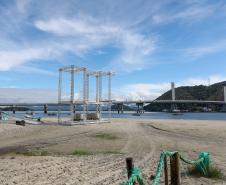 Estrtuturas sendo montada para a inauguracao nesta sexta-feira (1) da Ponte de Guaratuba