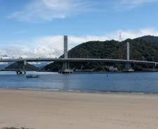 Estrtuturas sendo montada para a inauguracao nesta sexta-feira (1) da Ponte de Guaratuba