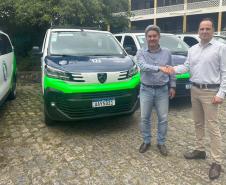 Estado amplia alcance do Mãos Amigas com entrega de 18 vans para manutenção de escolas