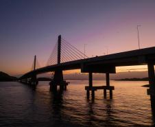 Estrtuturas sendo montada para a inauguracao nesta sexta-feira (1) da Ponte de Guaratuba
