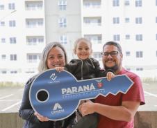 Com recursos do Estado, 208 famílias recebem apartamentos em residencial em Curitiba