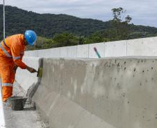 Operários da Ponte de Guaratuba festejam entrega da estrutura no Dia do Trabalhador
