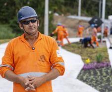 Operários da Ponte de Guaratuba festejam entrega da estrutura no Dia do Trabalhador