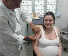 Após incorporar vacina para gestantes, Paraná registra queda de 83,5% nos internamentos de bebês