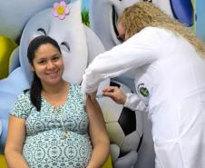 Após incorporar vacina para gestantes, Paraná registra queda de 83,5% nos internamentos de bebês