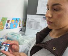 Após incorporar vacina para gestantes, Paraná registra queda de 83,5% nos internamentos de bebês