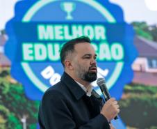 O governador Carlos Massa Ratinho Junior e o secretário da Educação, Roni Miranda, assinam nesta quarta-feira (24), o contrato do programa Mais Escolas Paraná