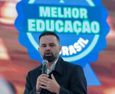 O governador Carlos Massa Ratinho Junior e o secretário da Educação, Roni Miranda, assinam nesta quarta-feira (24), o contrato do programa Mais Escolas Paraná