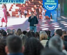 O governador Carlos Massa Ratinho Junior e o secretário da Educação, Roni Miranda, assinam nesta quarta-feira (24), o contrato do programa Mais Escolas Paraná