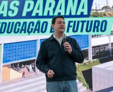 O governador Carlos Massa Ratinho Junior e o secretário da Educação, Roni Miranda, assinam nesta quarta-feira (24), o contrato do programa Mais Escolas Paraná