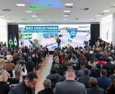 O governador Carlos Massa Ratinho Junior e o secretário da Educação, Roni Miranda, assinam nesta quarta-feira (24), o contrato do programa Mais Escolas Paraná