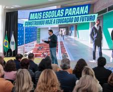 O governador Carlos Massa Ratinho Junior e o secretário da Educação, Roni Miranda, assinam nesta quarta-feira (24), o contrato do programa Mais Escolas Paraná