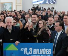O governador Carlos Massa Ratinho Junior e o secretário da Educação, Roni Miranda, assinam nesta quarta-feira (24), o contrato do programa Mais Escolas Paraná
