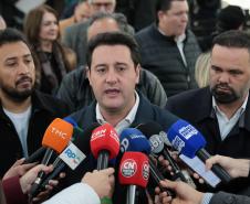 O governador Carlos Massa Ratinho Junior e o secretário da Educação, Roni Miranda, assinam nesta quarta-feira (24), o contrato do programa Mais Escolas Paraná