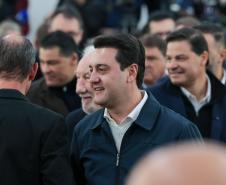 O governador Carlos Massa Ratinho Junior e o secretário da Educação, Roni Miranda, assinam nesta quarta-feira (24), o contrato do programa Mais Escolas Paraná