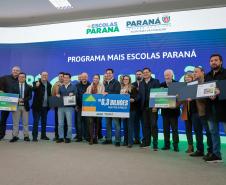 O governador Carlos Massa Ratinho Junior e o secretário da Educação, Roni Miranda, assinam nesta quarta-feira (24), o contrato do programa Mais Escolas Paraná