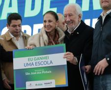 O governador Carlos Massa Ratinho Junior e o secretário da Educação, Roni Miranda, assinam nesta quarta-feira (24), o contrato do programa Mais Escolas Paraná