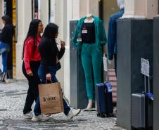 Comércio do Paraná cresce 3,4% de janeiro a agosto de 2026, o dobro da média nacional