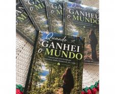 Ganhando o Mundo: aluna da rede estadual lança livro sobre intercâmbio na Irlanda