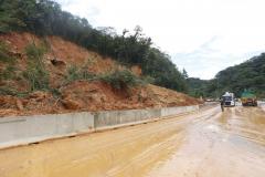 Equipes retiram 7 mil metros cúbicos de terra na BR-376 e limpam pista no sentido norte