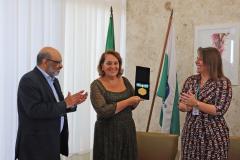 Referência em contas públicas, servidora paranaense recebe medalha de mérito