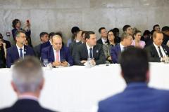 O governador Carlos Massa Ratinho Junior participou nesta terça-feira (18) de uma reunião com o governo federal, líderes dos demais Poderes da República, governadores e vice-governadores dos outros 25 estados e do Distrito Federal, em Brasília.