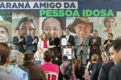 Ratinho Junior sanciona lei da gratuidade das passagens e anuncia programas aos idosos
