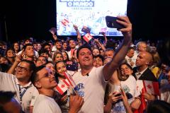 O governador Carlos Massa Ratinho Junior se encontrou nesta segunda-feira (20), no Teatro Guaíra, com os mil alunos da rede pública estadual que vão participar do programa de intercâmbio internacional Ganhando o Mundo