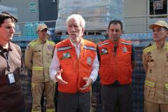 Governador em exercício Darci Piana acompanha a saída dos caminhões que levam as doações para o Rio Grande do Sul.