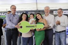 O governador em exercício Darci Piana participou nesta sexta-feira (10) da inauguração do Residencial Maragogi, em Maringá. O empreendimento da P3 Engenharia conta com 200 apartamentos, dos quais 138 contaram com aportes do Governo do Estado para subsídio do valor de entrada às famílias compradoras por meio do programa Casa Fácil Paraná