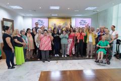 Um grupo de senhoras assistidas pelo Asilo São Vicente de Paulo, do bairro Juvevê, em Curitiba, foi homenageado nesta segunda-feira (13) no Palácio Iguaçu pelo Dia das Mães, comemorado no último domingo (12).