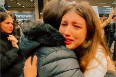 Vindos diretamente da Austrália, desembarcaram nesta terça e quarta-feira (25 e 26), no Aeroporto Internacional Afonso Pena, em São José dos Pinhais, na Grande Curitiba, 54 alunos da rede estadual de ensino que participaram da edição de 2024 do programa Ganhando o Mundo.  O programa de intercâmbio do Governo do Estado levou, entre os meses de janeiro e fevereiro, mil estudantes para cinco países de língua inglesa. Eles tiveram uma oportunidade de estudar, durante esses meses, em um curso equivalente ao Ensi