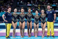 Atleta apoiada pelo Estado, Júlia Soares conquista o bronze na ginástica por equipes em Paris. Na foto, Iryna Ilyashenko, Júlia Soares, Lorrane Oliveira, Rebeca Andrade, Flavia Saraiva e Jade Barbosa e o treinador Francisco Porath Neto.