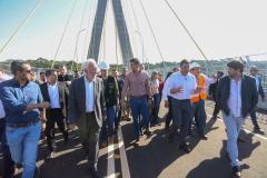 O governador em exercício Darci Piana e o presidente do Paraguai, Santiago Peña, visitaram nesta quarta-feira (3) a Ponte da Integração Brasil-Paraguai, que fica na divisa entre Foz do Iguaçu, no Oeste do Paraná, e o município paraguaio de Presidente Franco.