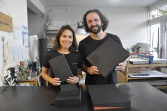 Fomento Paraná libera R$ 30 milhões em créditoem julho, melhor mês na história da empresa - Na foto, Daniel Cortezia e Patrícia Motta, da Box Plus Box, estúdio de cartonagem